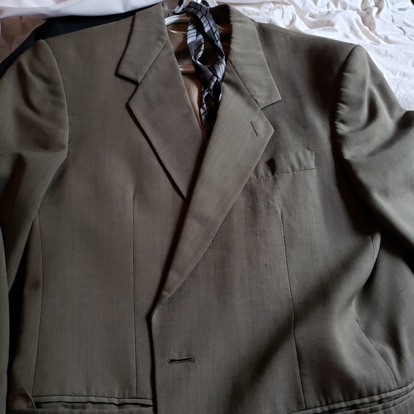 Men's suits like new.  Worn once or twice each. - Picture 4 of 16